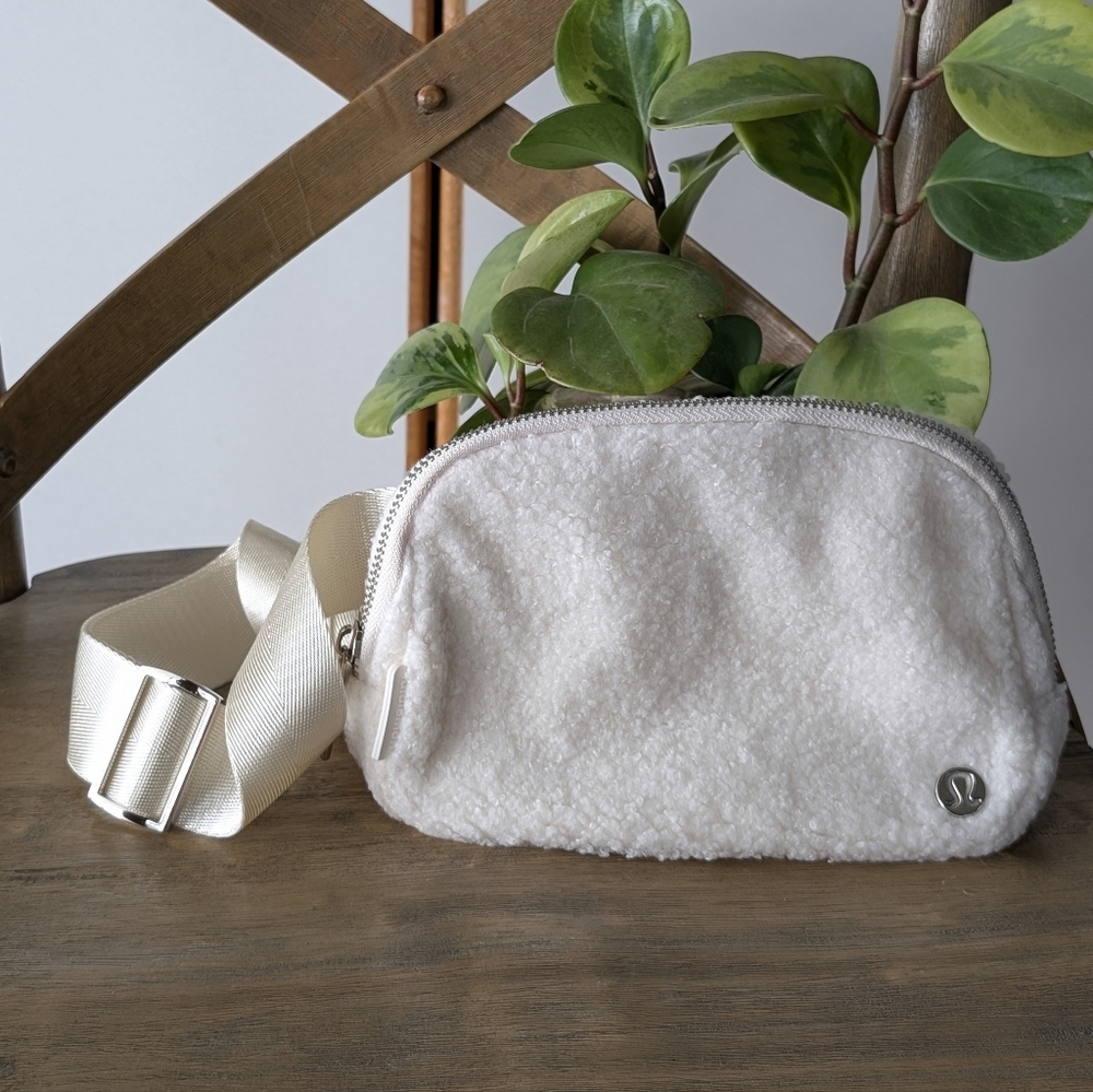 NWOT Lululemon Everywhere Fleece Sherpa Belt Bag 1L Ivory